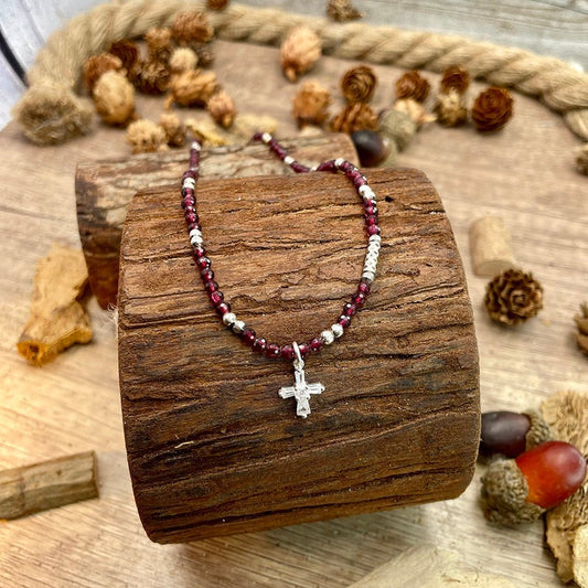 Collier femme BLEED FOR ME BABY – perles de grenat facettées, croix pavée de zircons, perles intercalaires diamantées en argent 925 – bijoux fait main en argent 925 | Pitch & Néo