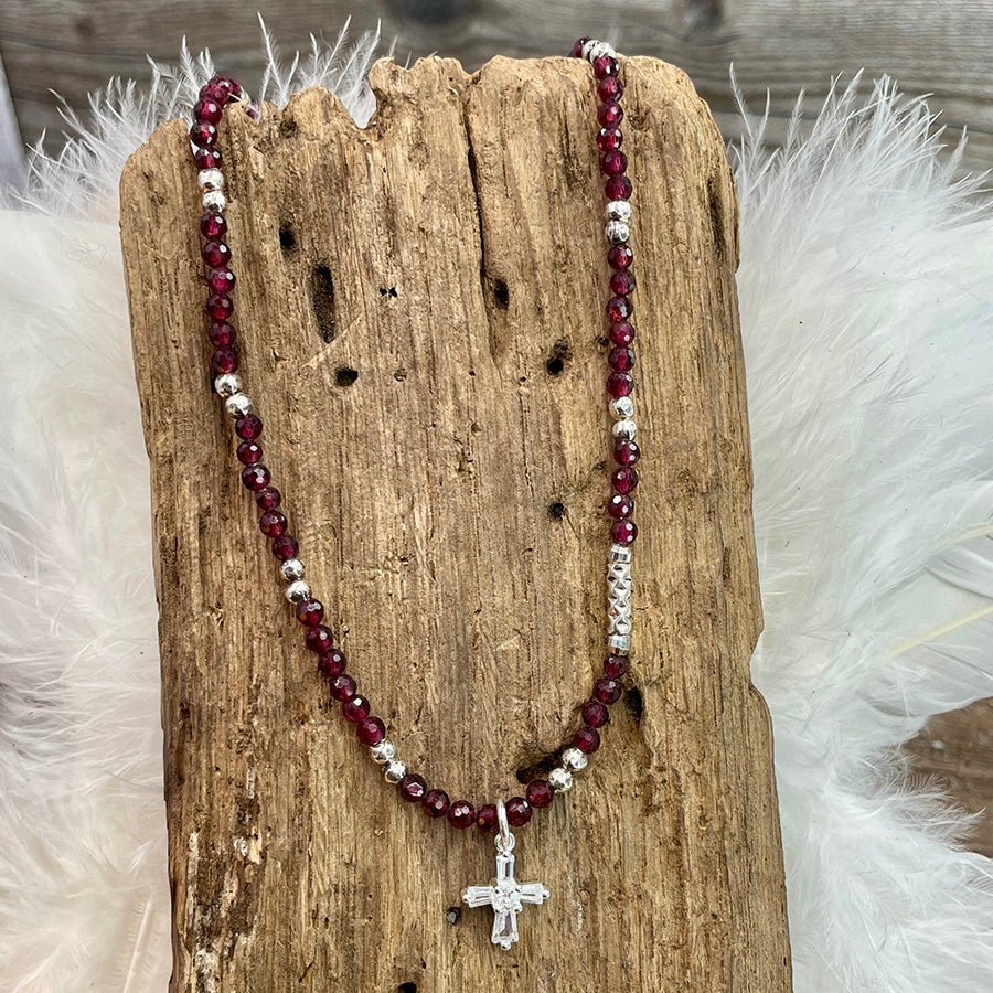 Collier femme BLEED FOR ME BABY – perles de grenat facettées, croix pavée de zircons, perles intercalaires diamantées en argent 925 – bijoux fait main en argent 925 | Pitch & Néo