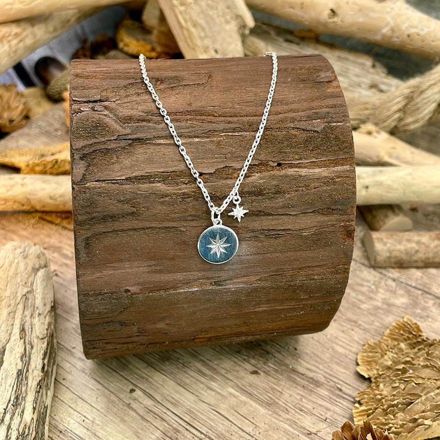 Collier femme BLOW MY NORTH – chaîne boules facettées scintillantes & médailles gravées étoile polaire serties de zircons et argent 925 – bijoux fait main en argent 925 | Pitch & Néo