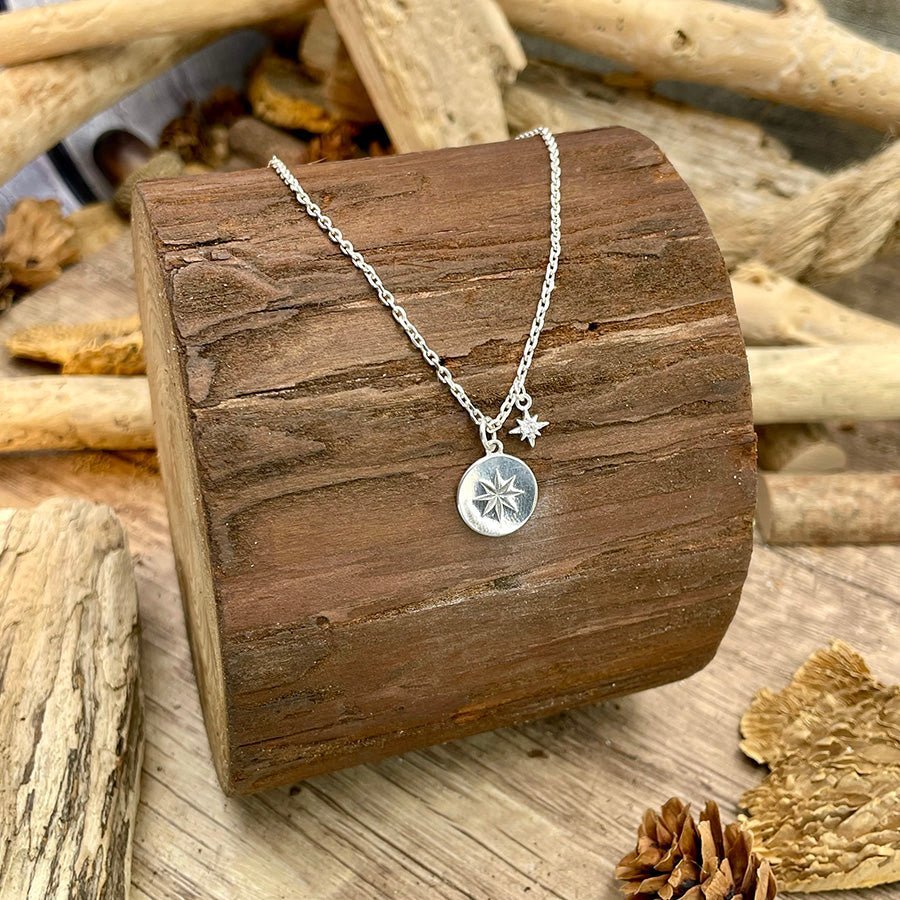 Collier femme BLOW MY NORTH – chaîne boules facettées scintillantes & médailles gravées étoile polaire serties de zircons et argent 925 – bijoux fait main en argent 925 | Pitch & Néo
