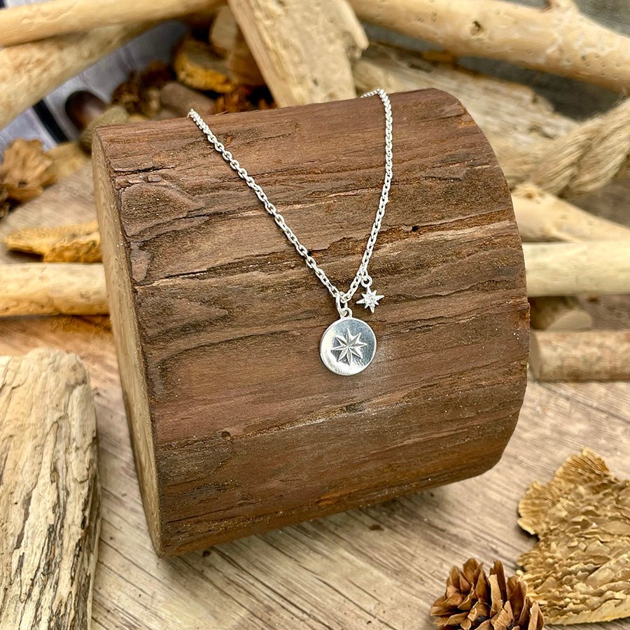 Collier femme BLOW MY NORTH – chaîne boules facettées scintillantes & médailles gravées étoile polaire serties de zircons et argent 925 – bijoux fait main en argent 925 | Pitch & Néo