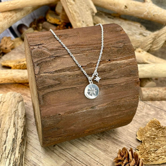 Collier femme BLOW MY NORTH – chaîne boules facettées scintillantes & médailles gravées étoile polaire serties de zircons et argent 925 – bijoux fait main en argent 925 | Pitch & Néo