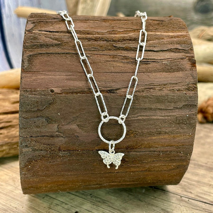 Collier femme BREAK THE COCOON, GIRL! – chaîne rectangulaire facettée façon diamant & pendentif papillon serti de zircons en argent 925 – bijoux fait main en argent 925 | Pitch & Néo