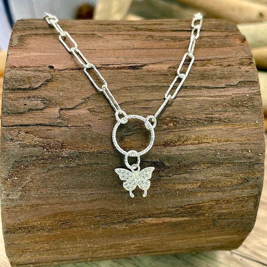 Collier femme BREAK THE COCOON, GIRL! – chaîne rectangulaire facettée façon diamant & pendentif papillon serti de zircons en argent 925 – bijoux fait main en argent 925 | Pitch & Néo