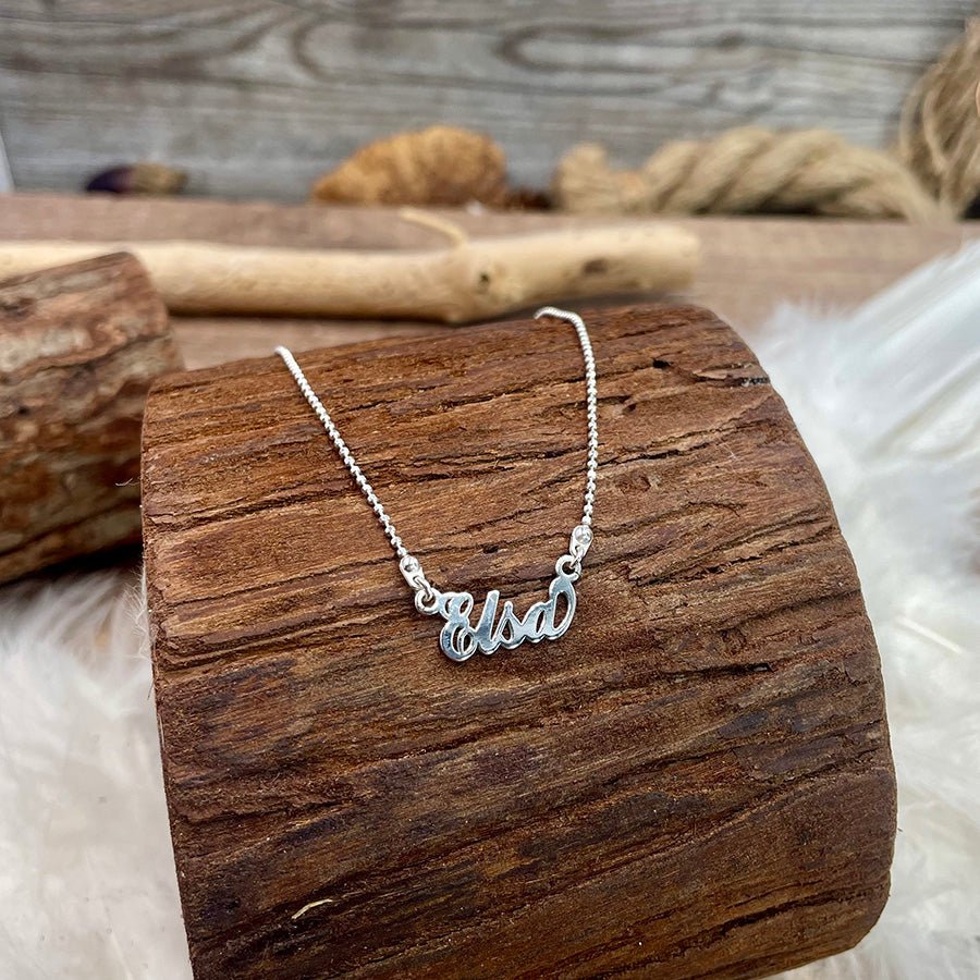 Collier femme CALL ME BY MY NECKLACE – chaîne boules facettées scintillantes & pendentif prénom personnalisable en lettres manuscrites en argent 925 – bijoux fait main en argent 925 | Pitch & Néo