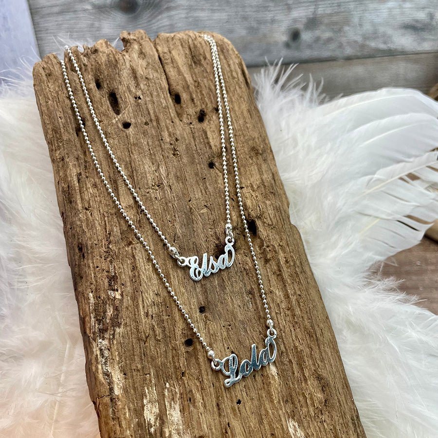 Collier femme CALL ME BY MY NECKLACE – chaîne boules facettées scintillantes & pendentif prénom personnalisable en lettres manuscrites en argent 925 – bijoux fait main en argent 925 | Pitch & Néo