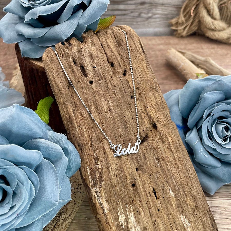 Collier femme CALL ME BY MY NECKLACE – chaîne boules facettées scintillantes & pendentif prénom personnalisable en lettres manuscrites en argent 925 – bijoux fait main en argent 925 | Pitch & Néo