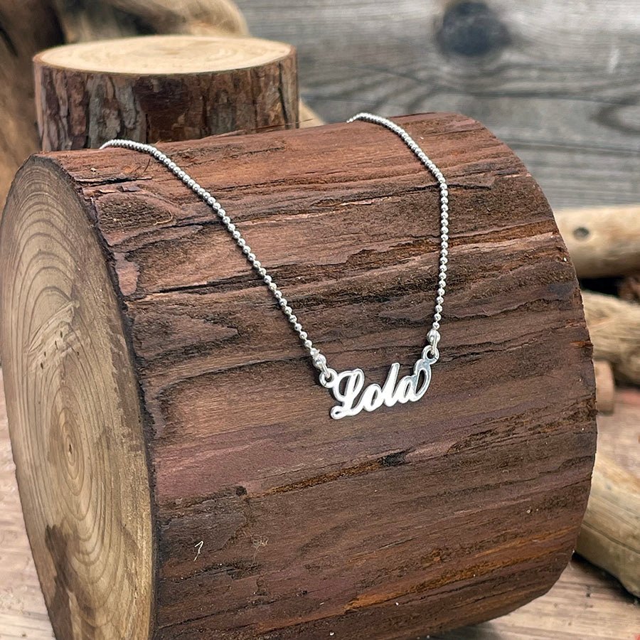 Collier femme CALL ME BY MY NECKLACE – chaîne boules facettées scintillantes & pendentif prénom personnalisable en lettres manuscrites en argent 925 – bijoux fait main en argent 925 | Pitch & Néo