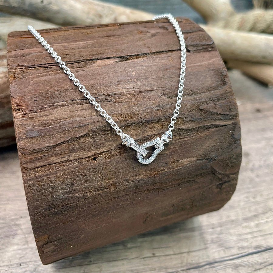 Collier femme CLIPPED & ICED, STUNNA – chaîne jaseron & fermoir fer à cheval pavé de zircons façon diamant en argent 925 – bijoux fait main en argent 925 | Pitch & Néo