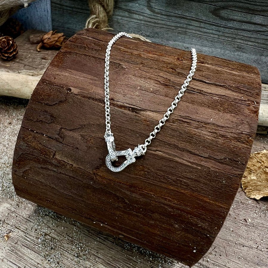 Collier femme CLIPPED & ICED, STUNNA – chaîne jaseron & fermoir fer à cheval pavé de zircons façon diamant en argent 925 – bijoux fait main en argent 925 | Pitch & Néo