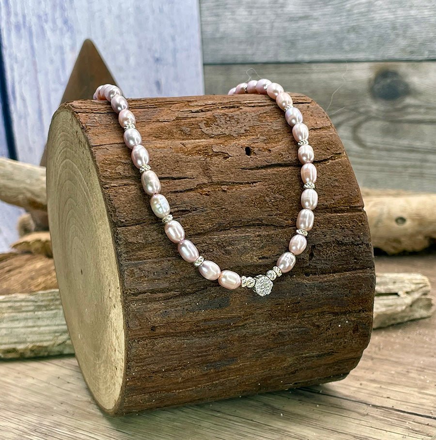 Collier femme DON’T BLUSH, JUST SPARKLE – perles de culture roses, pendentif solitaire pavé de zircon et perles argent 925 – bijoux fait main en argent 925 | Pitch & Néo