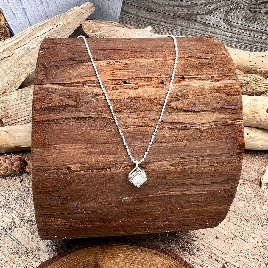 Collier femme DON’T BOX ME IN – chaîne boules facettées scintillantes, pendentif cube ajouré zircon mobile et argent 925 – bijoux fait main en argent 925 | Pitch & Néo