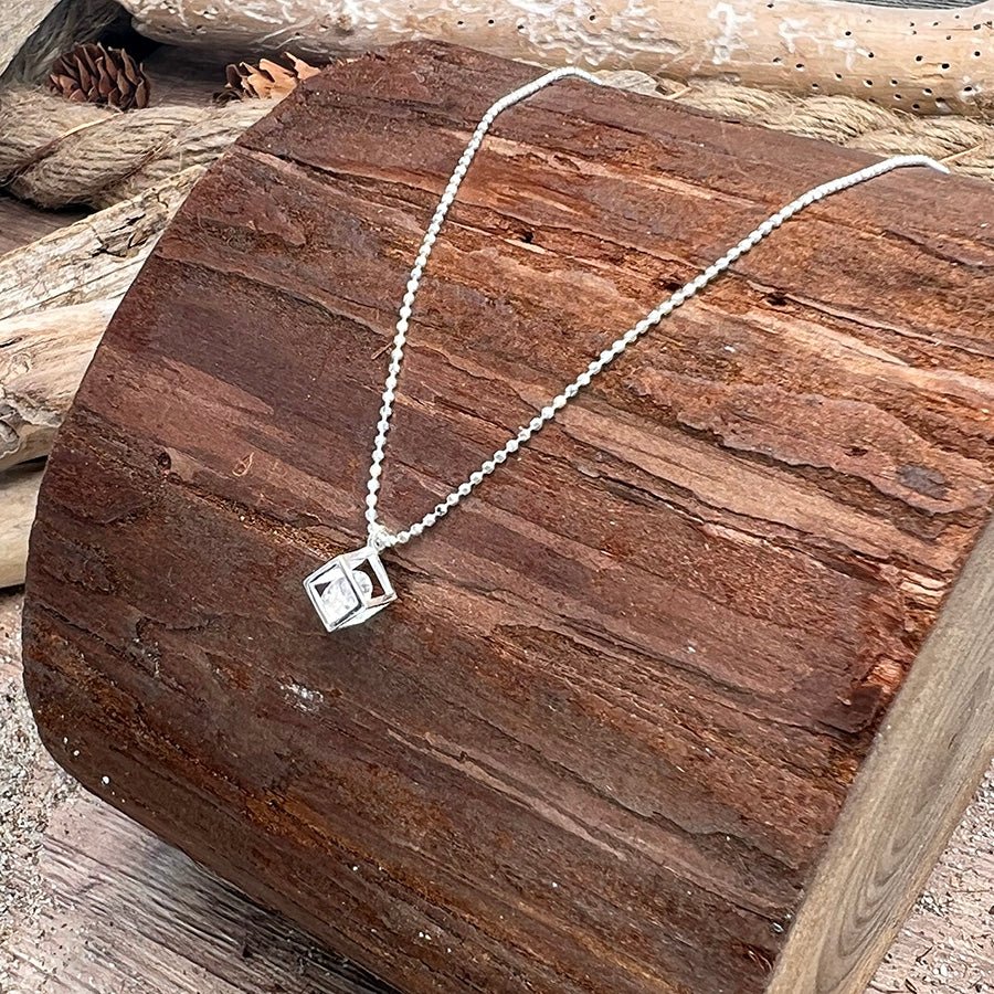 Collier femme DON’T BOX ME IN – chaîne boules facettées scintillantes, pendentif cube ajouré zircon mobile et argent 925 – bijoux fait main en argent 925 | Pitch & Néo
