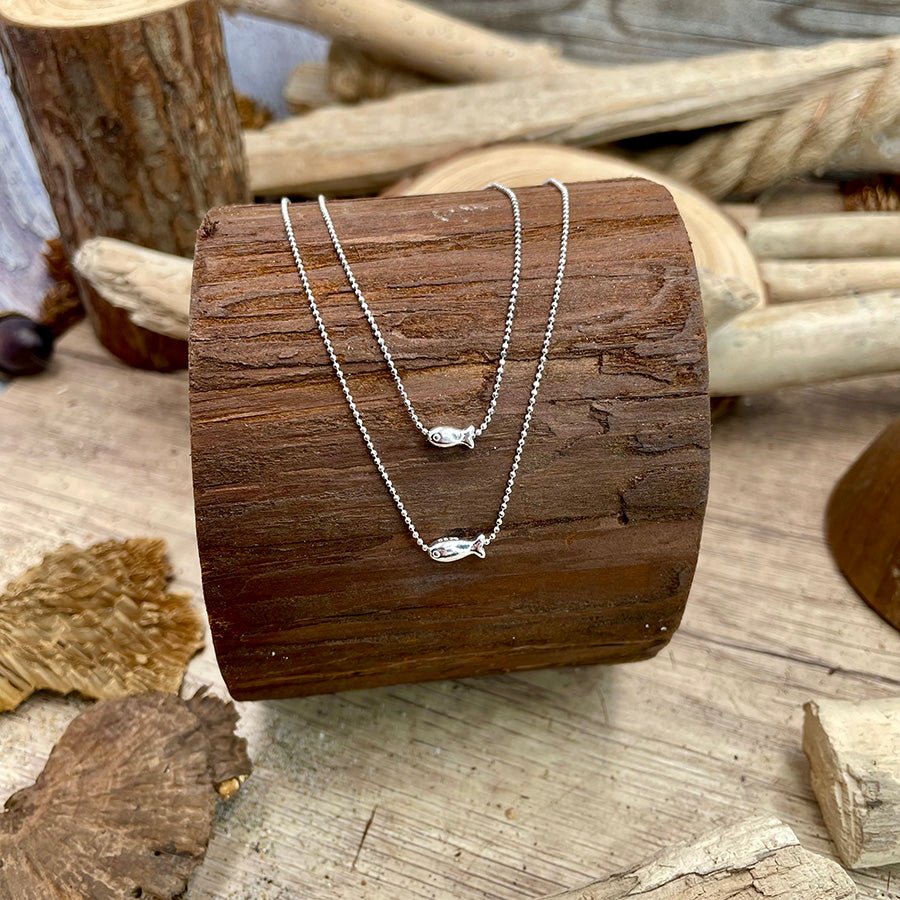 Collier femme double - rang HOOK ME SOFTLY – chaîne boules facettées scintillantes & duo pendentifs poissons stylisés en argent 925 – bijoux fait main en argent 925 | Pitch & Néo