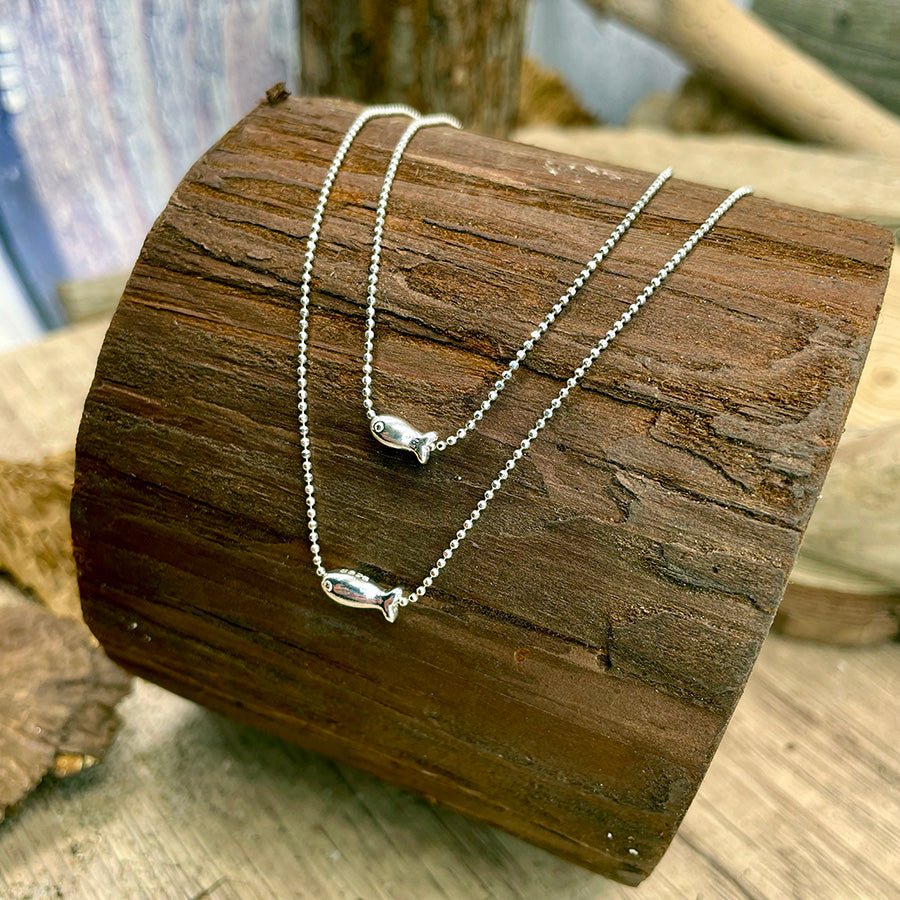 Collier femme double - rang HOOK ME SOFTLY – chaîne boules facettées scintillantes & duo pendentifs poissons stylisés en argent 925 – bijoux fait main en argent 925 | Pitch & Néo