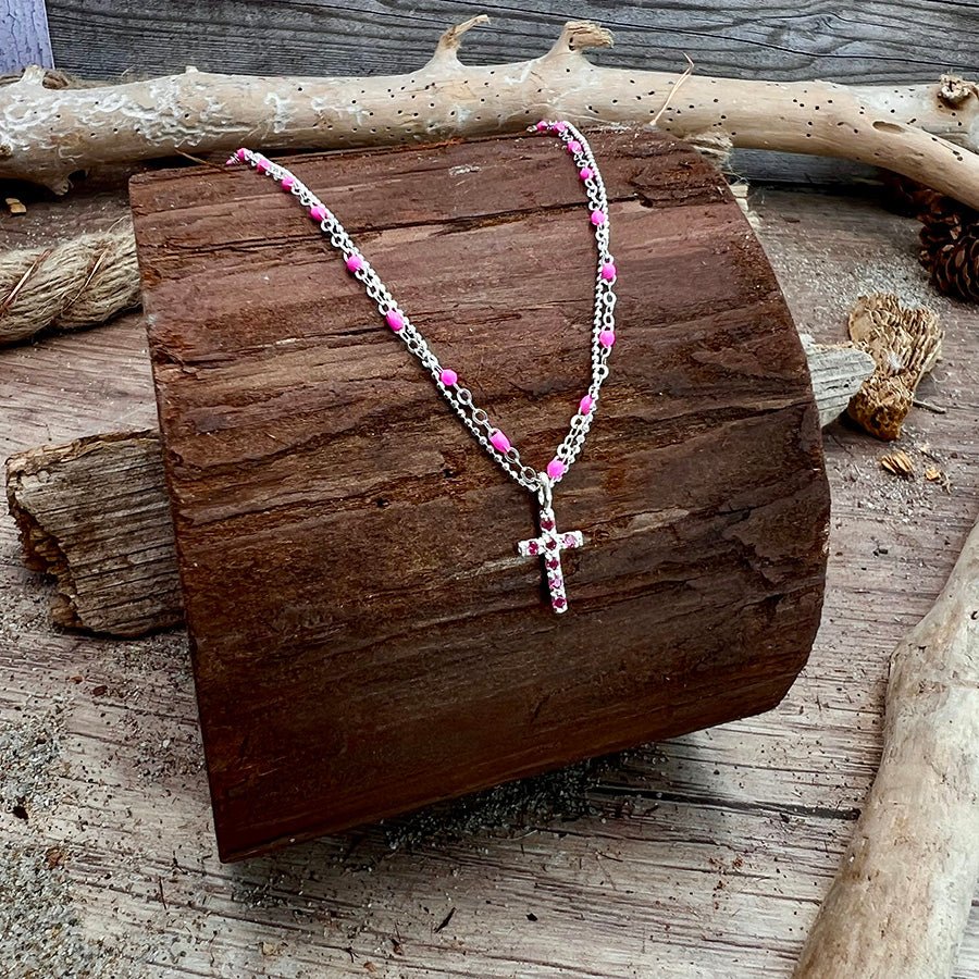 Collier femme double rang LIPSTICK & LUST – chaîne perles émaillées rose fluo et pendentif croix zircon fuchsia façon tourmaline en argent 925 – bijoux fait main en argent 925 | Pitch & Néo