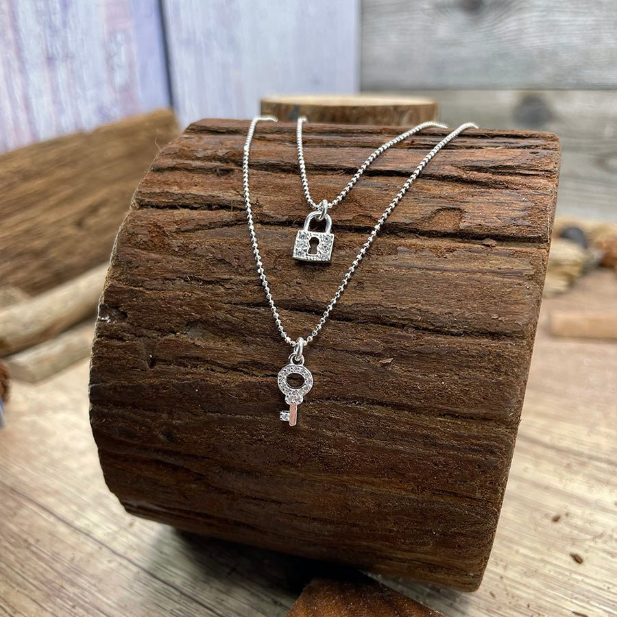 Collier femme double - rang LOCK ME IF YOU CAN – chaînes boules facettées scintillantes moyennes & pendentifs cadenas et clé pavés zircons façon diamant en argent 925 – bijoux fait main en argent 925 | Pitch & Néo