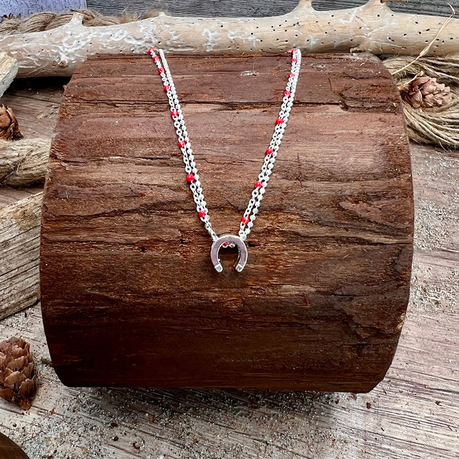 Collier femme double rang LUCKY ME, I’M SPICY – chaîne perles émaillées rouges et pendentif fer à cheval miroir argent 925 – bijoux fait main en argent 925 | Pitch & Néo