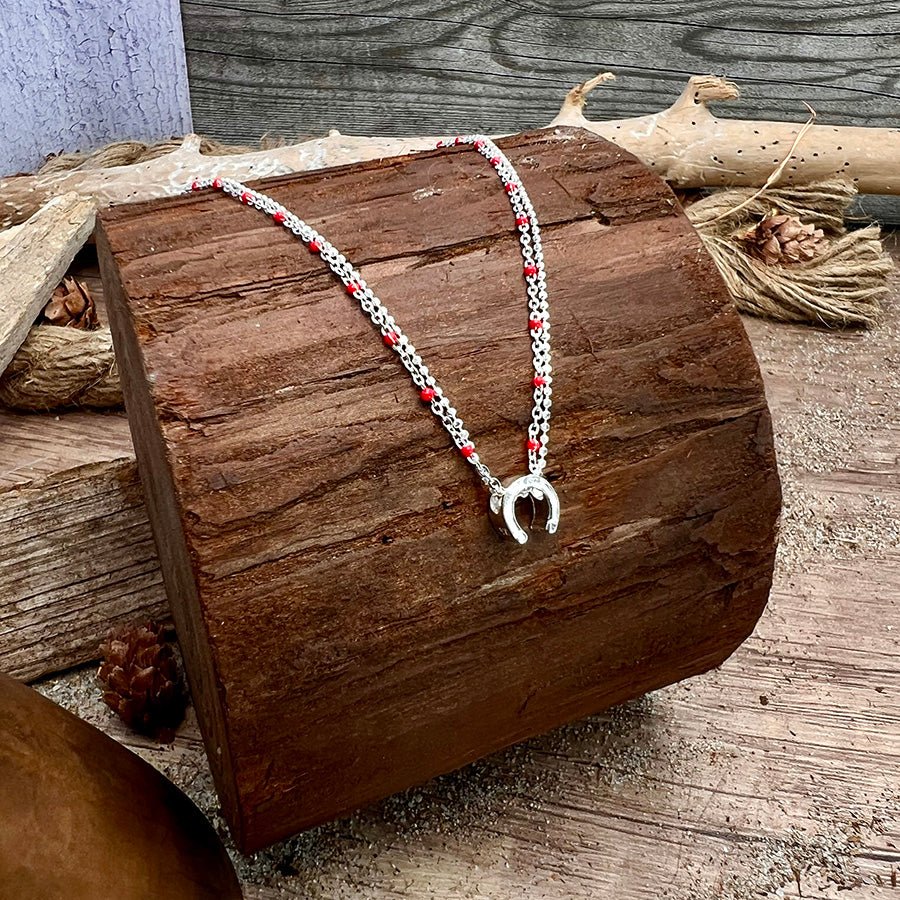 Collier femme double rang LUCKY ME, I’M SPICY – chaîne perles émaillées rouges et pendentif fer à cheval miroir argent 925 – bijoux fait main en argent 925 | Pitch & Néo