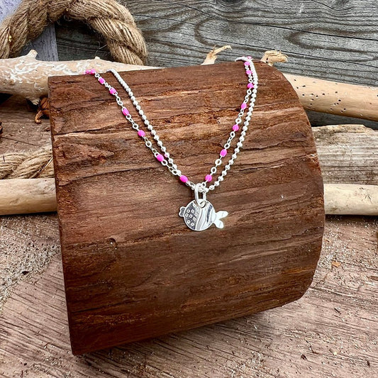 Collier femme double rang MERMAID’S SNACK – chaîne perles émaillées rose fluo et pendentif poisson argent 925 – bijoux fait main en argent 925 | Pitch & Néo