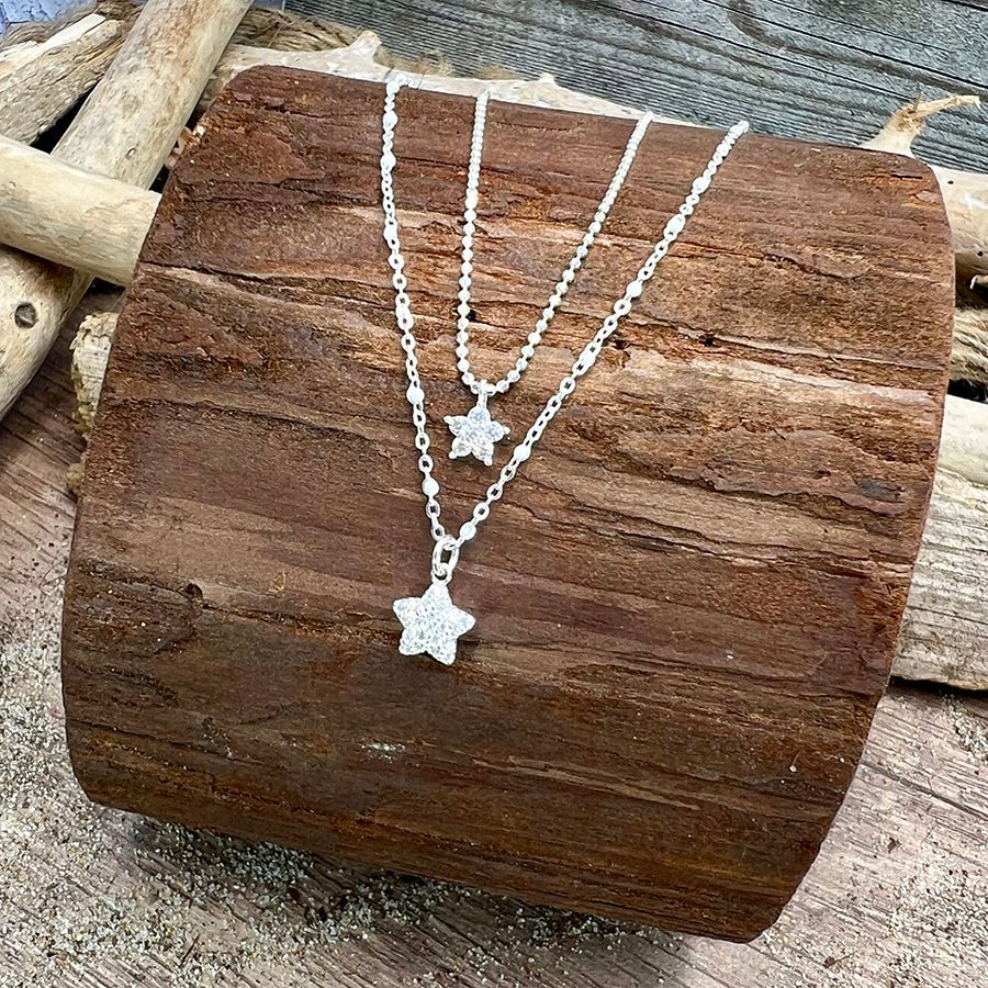 Collier femme double - rang MIDNIGHT? TOO EARLY, DARLING. – chaîne perles émaillées blanches & maille boules facettées scintillantes, pendentifs étoiles pavées de zircons en argent 925 – bijoux fait main en argent 925 | Pitch & Néo