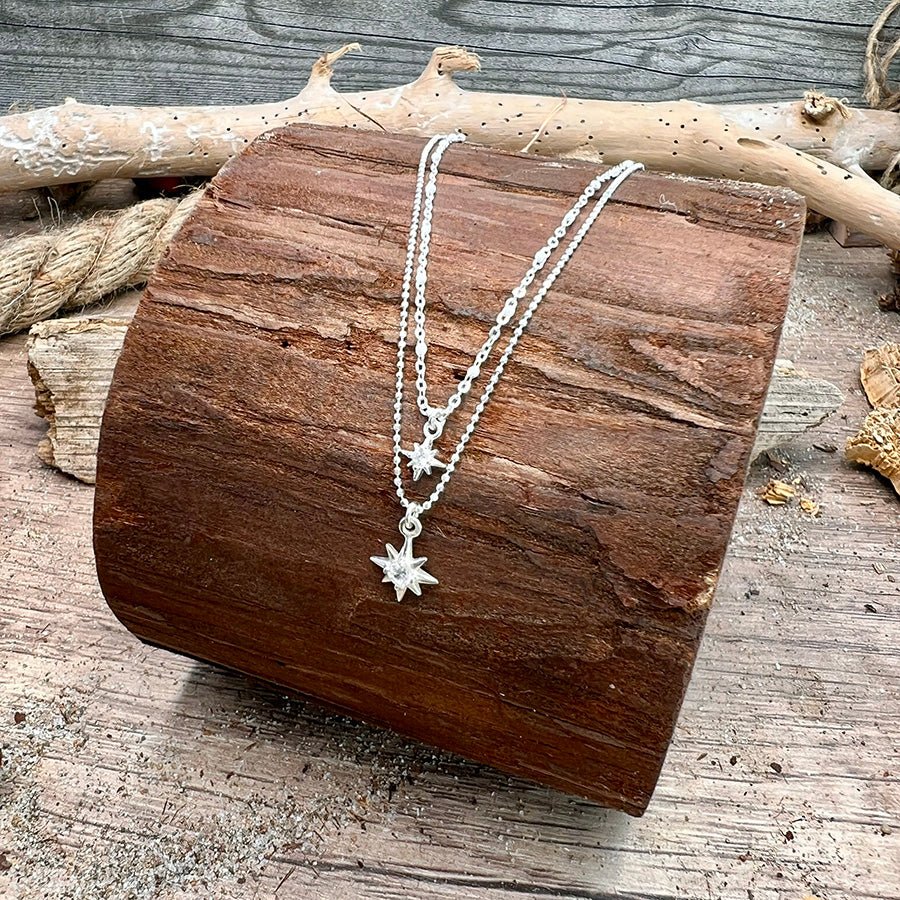 Collier femme double rang MILKY WITCH – chaîne perles émaillées blanches, pendentifs étoile du Nord zircon et argent 925 – bijoux fait main en argent 925 | Pitch & Néo