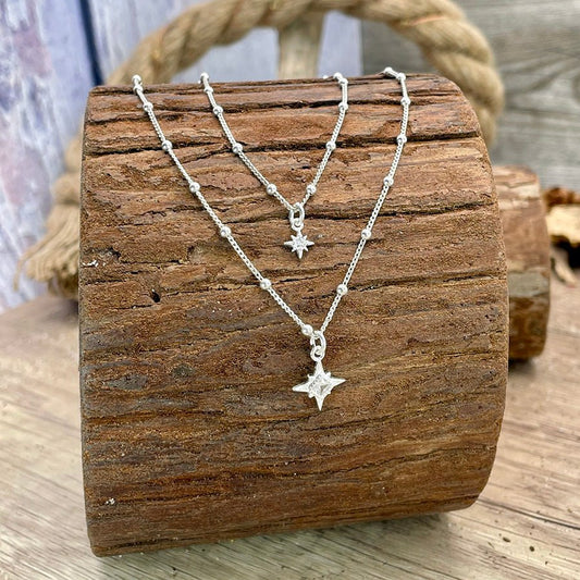 Collier femme double - rang NORTH LOOKS GOOD ON YOU – chaînes gourmette perles & pendentifs étoiles polaires en argent 925 – bijoux fait main en argent 925 | Pitch & Néo