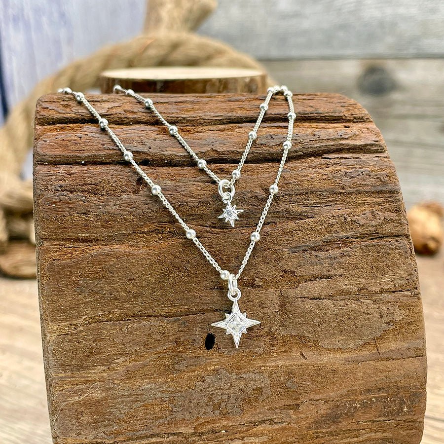 Collier femme double - rang NORTH LOOKS GOOD ON YOU – chaînes gourmette perles & pendentifs étoiles polaires en argent 925 – bijoux fait main en argent 925 | Pitch & Néo