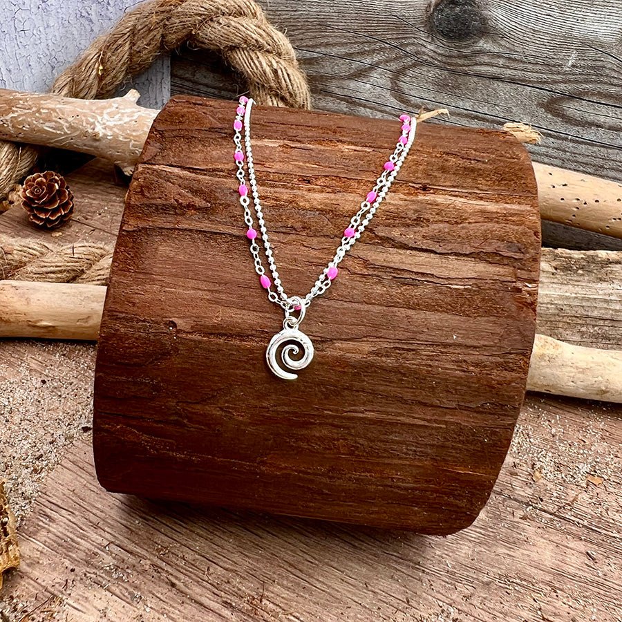 Collier femme double rang TOO SPIN TO STOP – chaîne perles émaillées rose fluo, chaîne boules facettées scintillantes et pendentif spirale argent 925 – bijoux fait main en argent 925 | Pitch & Néo