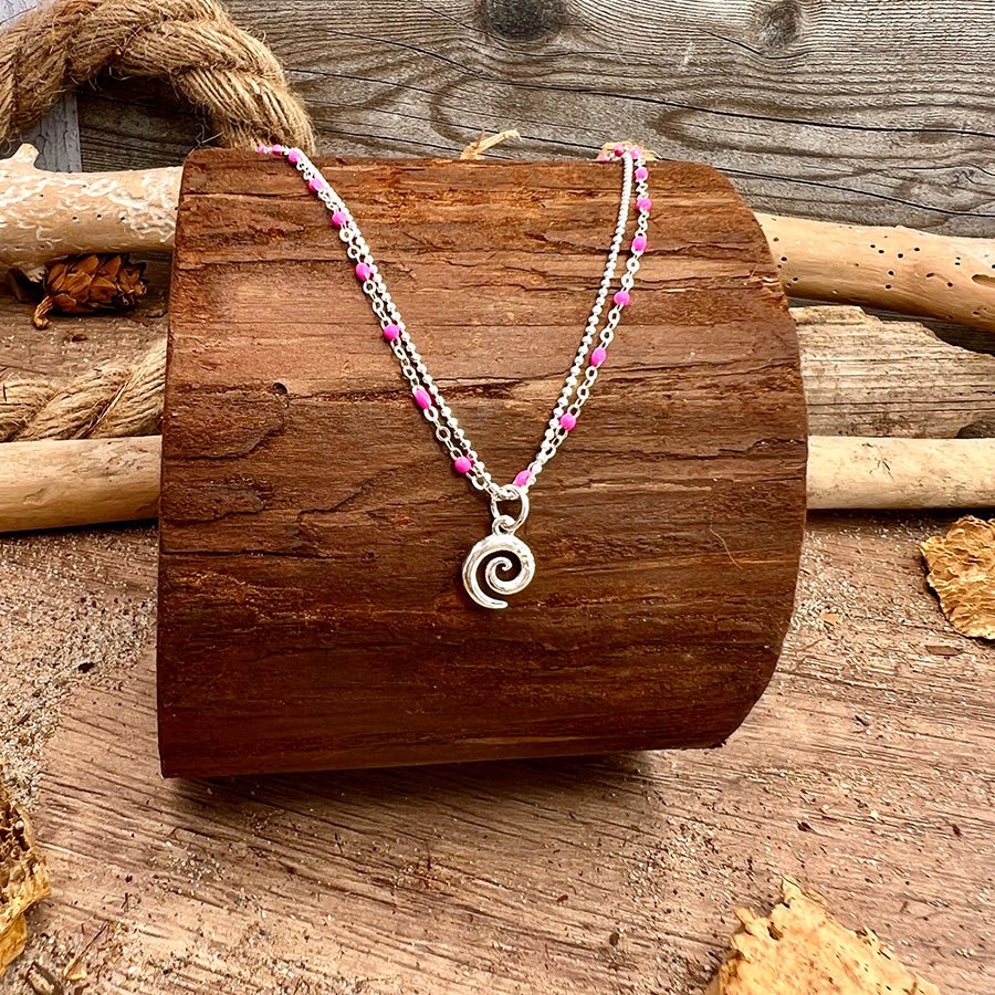 Collier femme double rang TOO SPIN TO STOP – chaîne perles émaillées rose fluo, chaîne boules facettées scintillantes et pendentif spirale argent 925 – bijoux fait main en argent 925 | Pitch & Néo