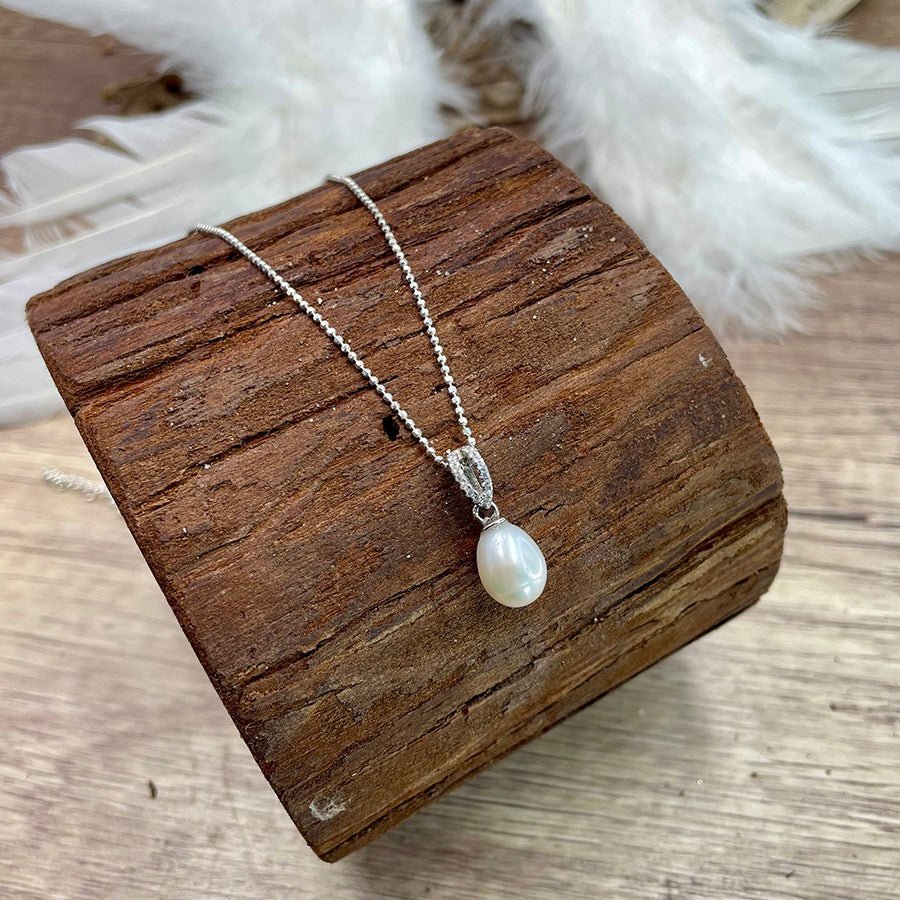 Collier femme DROP IT LIKE A PEARL – chaîne boules facettées scintillantes, pendentif perle de culture, bélière zircon et argent 925 – bijoux fait main en argent 925 | Pitch & Néo
