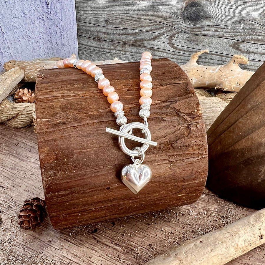 Collier femme DRUNK IN LOVE, GIRL! – perles de culture saumon, pendentif cœur XXL argent 925 et fermoir toggle oversize – bijoux fait main en argent 925 | Pitch & Néo