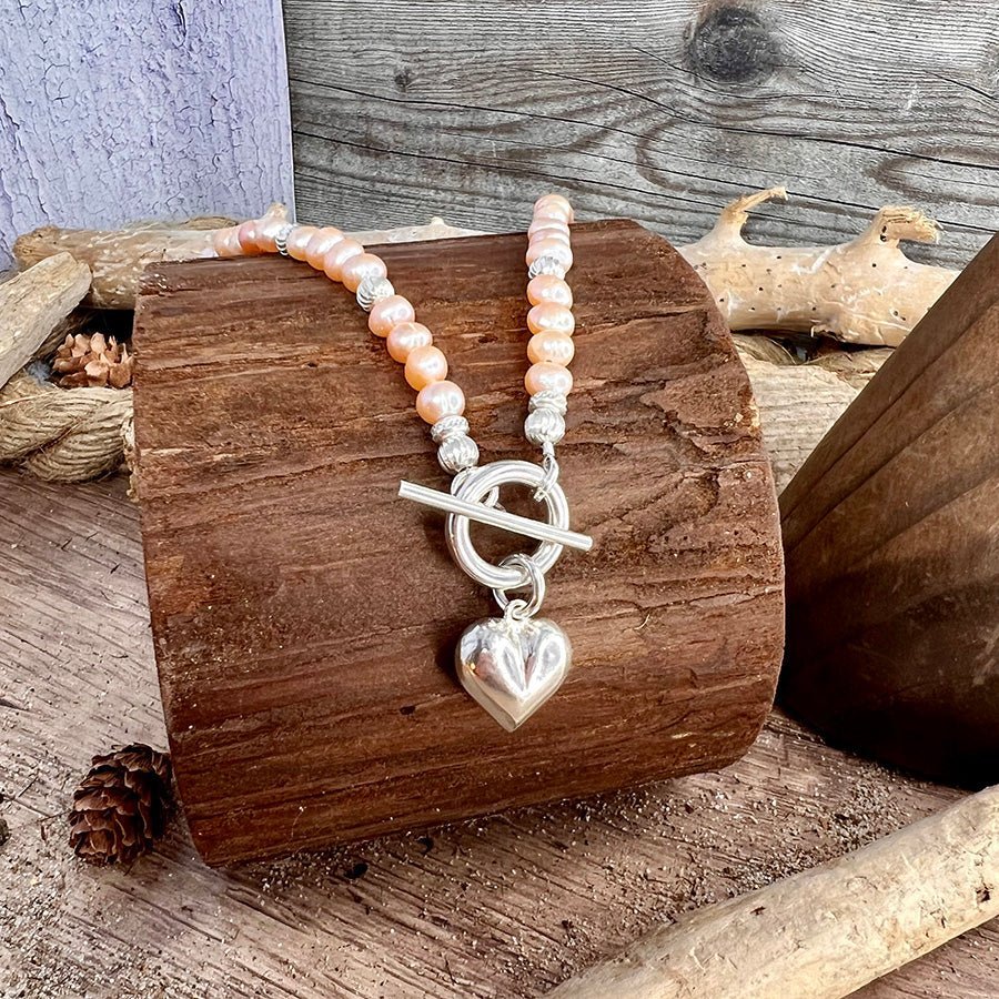 Collier femme DRUNK IN LOVE, GIRL! – perles de culture saumon, pendentif cœur XXL argent 925 et fermoir toggle oversize – bijoux fait main en argent 925 | Pitch & Néo