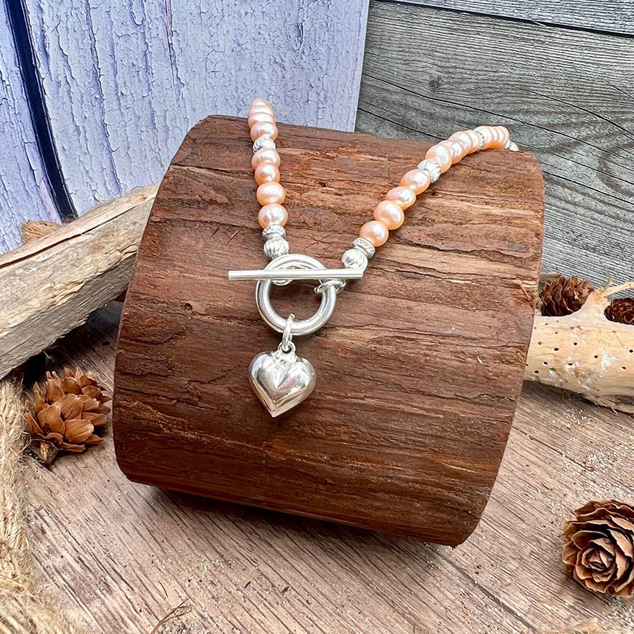 Collier femme DRUNK IN LOVE, GIRL! – perles de culture saumon, pendentif cœur XXL argent 925 et fermoir toggle oversize – bijoux fait main en argent 925 | Pitch & Néo