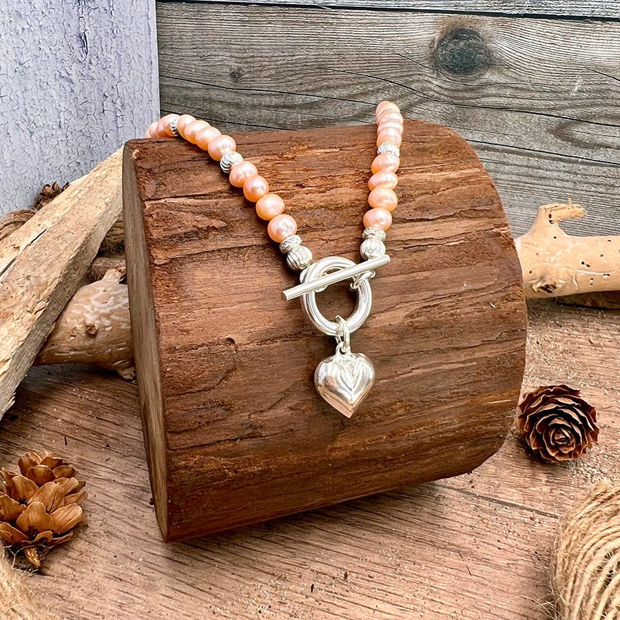 Collier femme DRUNK IN LOVE, GIRL! – perles de culture saumon, pendentif cœur XXL argent 925 et fermoir toggle oversize – bijoux fait main en argent 925 | Pitch & Néo