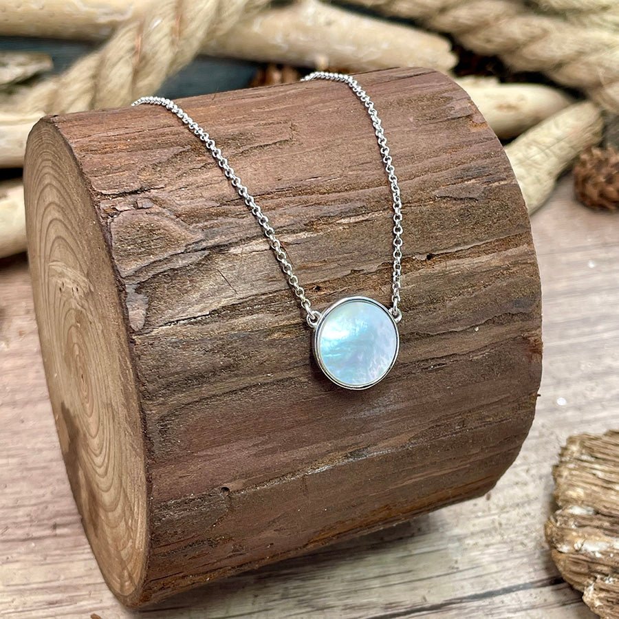 Collier femme en argent 925 – GLOW ME PURE, disque de nacre & chaîne forçat facettée – bijoux fait main en argent 925 | Pitch & Néo