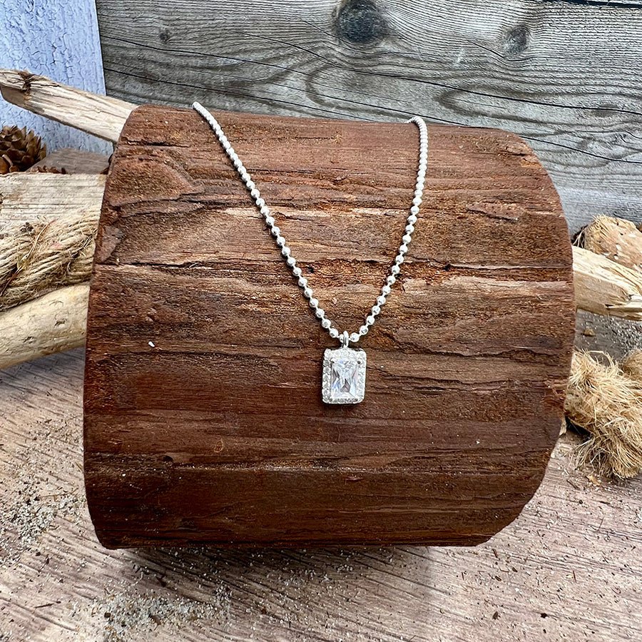 Collier femme FREEZE ME, I’M FABULOUS – chaîne boules facettées scintillantes et pendentif zircon taille émeraude façon diamant, halo zircons, argent 925 – bijoux fait main en argent 925 | Pitch & Néo