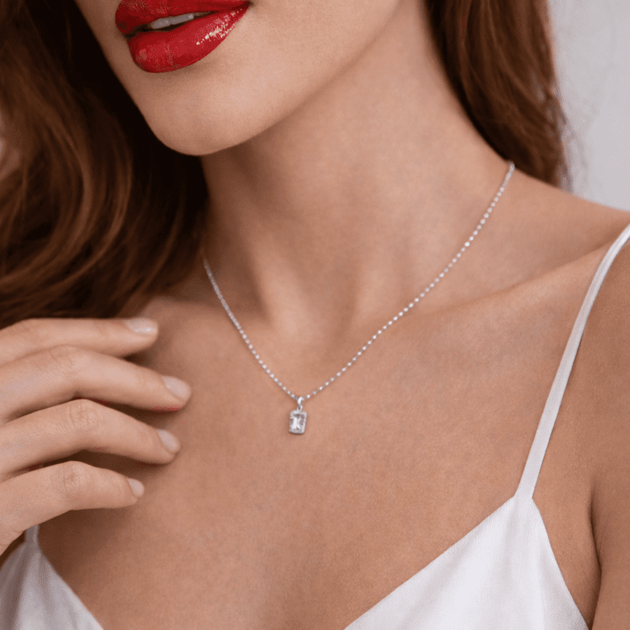Collier femme FREEZE ME, I’M FABULOUS – chaîne boules facettées scintillantes et pendentif zircon taille émeraude façon diamant, halo zircons, argent 925 – bijoux fait main en argent 925 | Pitch & Néo