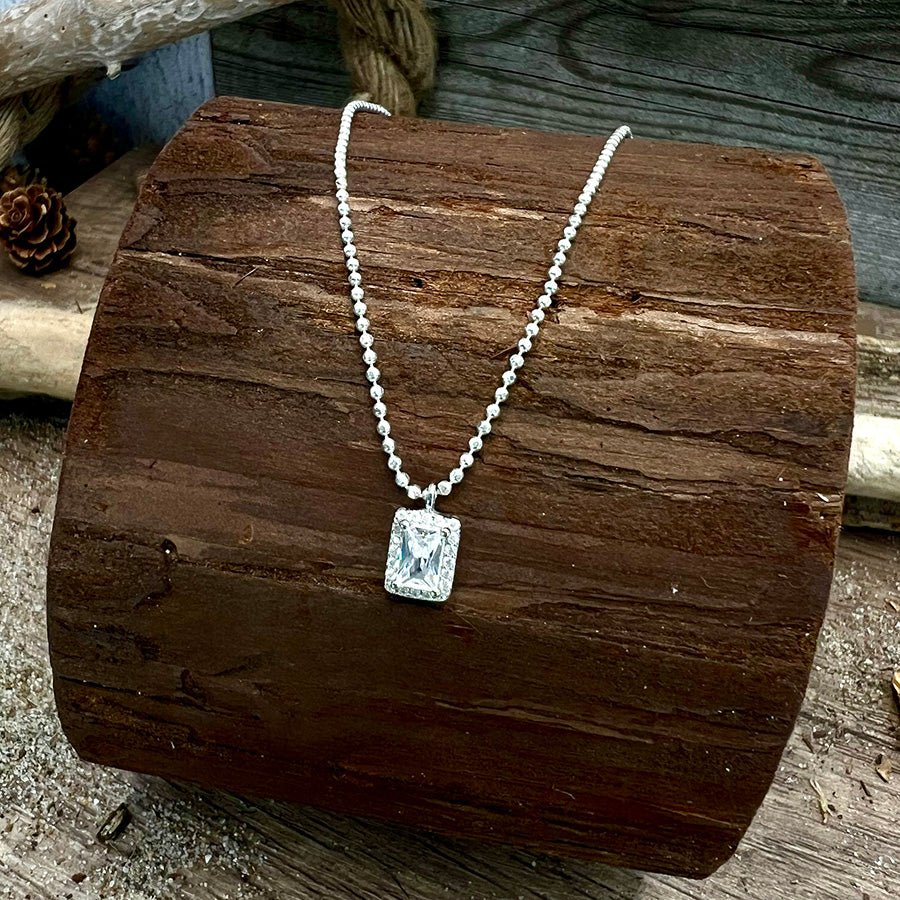 Collier femme FREEZE ME, I’M FABULOUS – chaîne boules facettées scintillantes et pendentif zircon taille émeraude façon diamant, halo zircons, argent 925 – bijoux fait main en argent 925 | Pitch & Néo