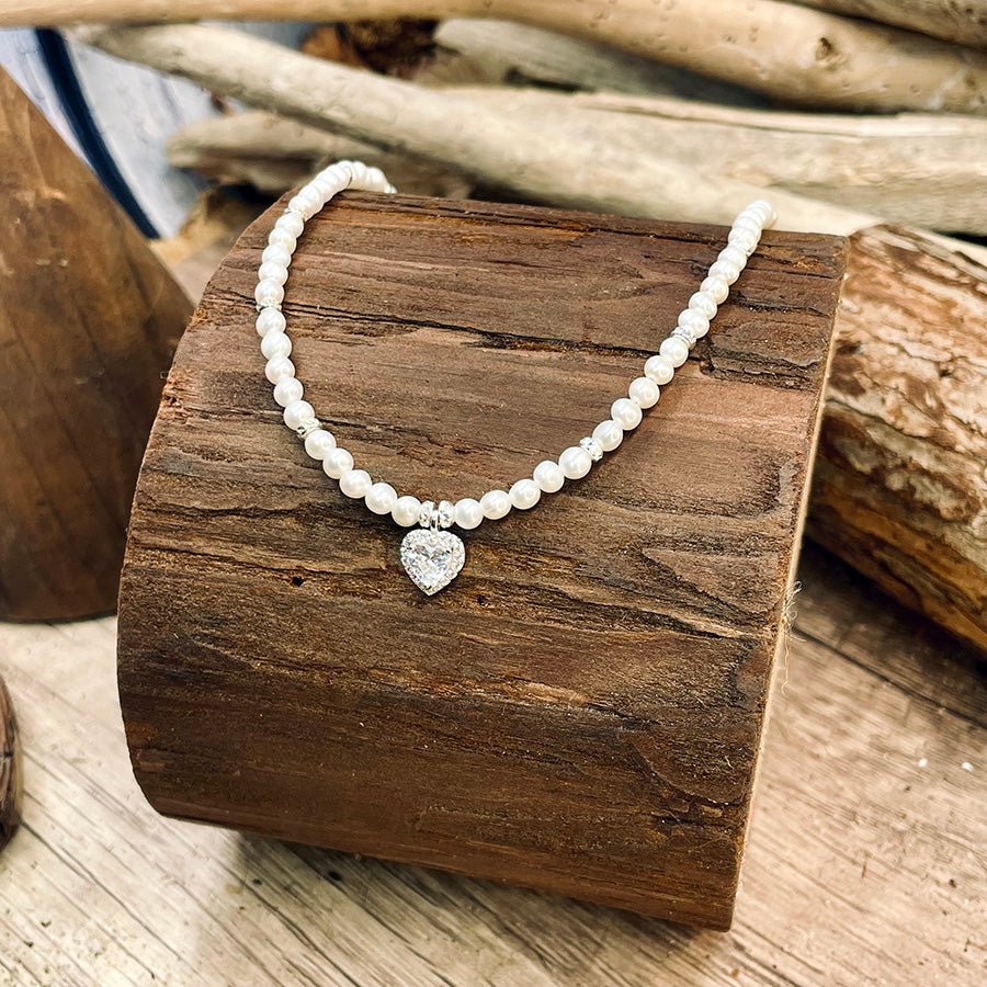 Collier femme HANDS OFF MY HEART, HANDSOME – perles de culture blanches 4 mm, pendentif cœur façon diamant – bijoux fait main en argent 925 | Pitch & Néo