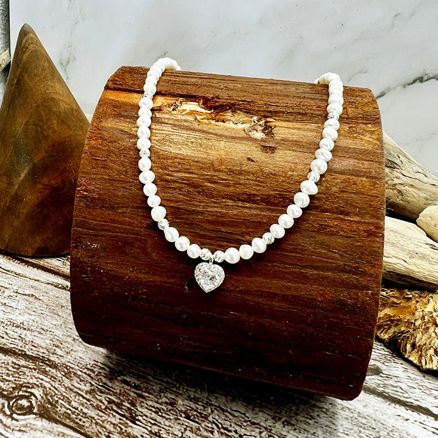 Collier femme HANDS OFF MY HEART, HANDSOME – perles de culture blanches 4 mm, pendentif cœur façon diamant – bijoux fait main en argent 925 | Pitch & Néo