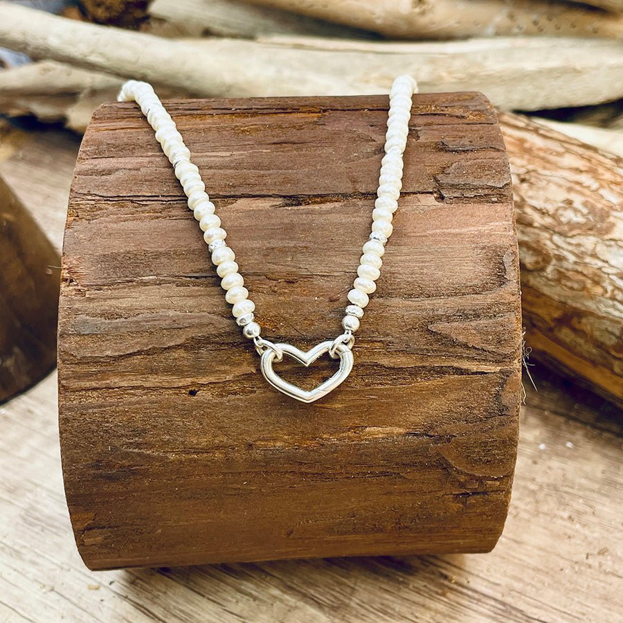 Collier femme HEART UNDER ARREST – perles rondelles de culture, fermoir mousqueton cœur argent 925 et perles facettées scintillantes – bijoux fait main en argent 925 | Pitch & Néo