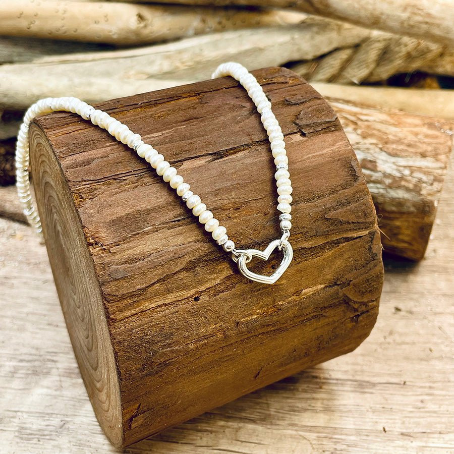 Collier femme HEART UNDER ARREST – perles rondelles de culture, fermoir mousqueton cœur argent 925 et perles facettées scintillantes – bijoux fait main en argent 925 | Pitch & Néo