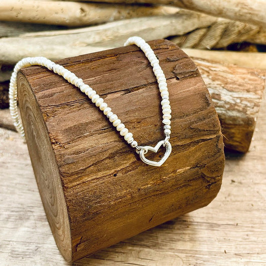 Collier femme HEART UNDER ARREST – perles rondelles de culture, fermoir mousqueton cœur argent 925 et perles facettées scintillantes – bijoux fait main en argent 925 | Pitch & Néo