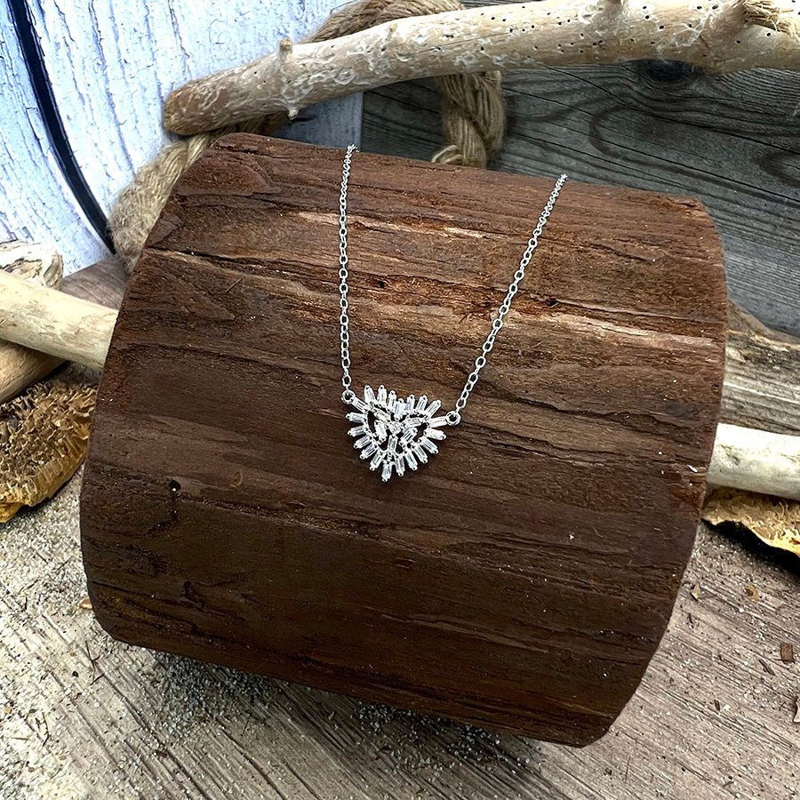 Collier femme HEARTLICIOUS DARLING – chaîne forçat facettée & pendentif cœur serti de zircons baguette style ex - voto en argent 925 – bijoux fait main en argent 925 | Pitch & Néo