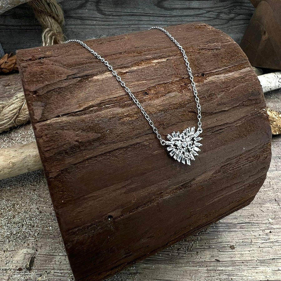 Collier femme HEARTLICIOUS DARLING – chaîne forçat facettée & pendentif cœur serti de zircons baguette style ex - voto en argent 925 – bijoux fait main en argent 925 | Pitch & Néo