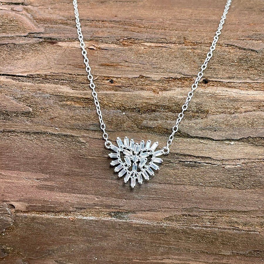 Collier femme HEARTLICIOUS DARLING – chaîne forçat facettée & pendentif cœur serti de zircons baguette style ex - voto en argent 925 – bijoux fait main en argent 925 | Pitch & Néo