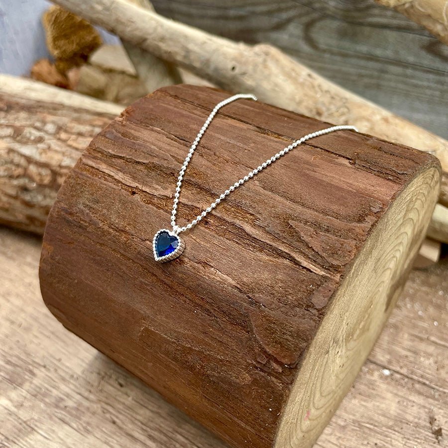 Collier femme ICY BUT BLUE, GAL – chaîne boules facettées scintillantes & pendentif cœur taille diamant façon saphir serti griffé strié en argent 925 – bijoux fait main en argent 925 | Pitch & Néo