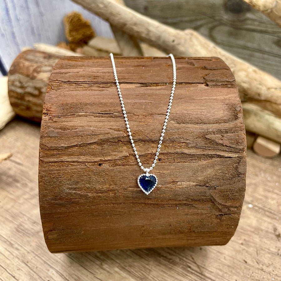 Collier femme ICY BUT BLUE, GAL – chaîne boules facettées scintillantes & pendentif cœur taille diamant façon saphir serti griffé strié en argent 925 – bijoux fait main en argent 925 | Pitch & Néo