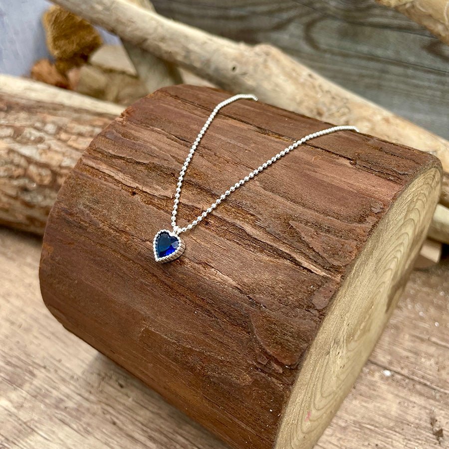 Collier femme ICY BUT BLUE, GAL – chaîne boules facettées scintillantes & pendentif cœur taille diamant façon saphir serti griffé strié en argent 925 – bijoux fait main en argent 925 | Pitch & Néo